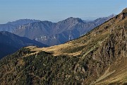 21 Zoom sul pianoro del Monte Campo colorato d'autunno, da poco salito